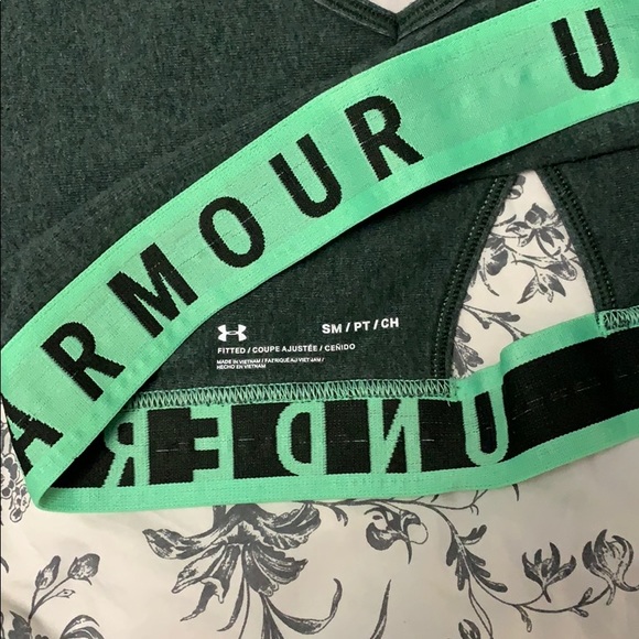 💚 Under Armour Sports Bra - Small - Fitted - Picture 3 of 4